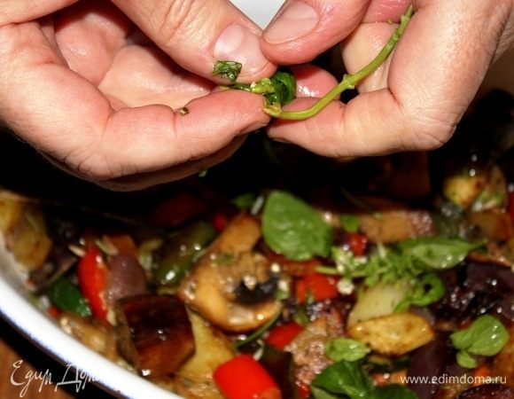Порвать листья свежего базилика руками, посыпать им овощи. Добавить свежемолотый черный перец.
