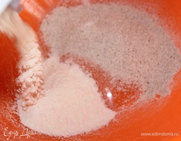 В глубокую миску всыпать 50 г гречневой муки и 350 г обычной муки (я использовала муку из мягких сортов пшеницы).