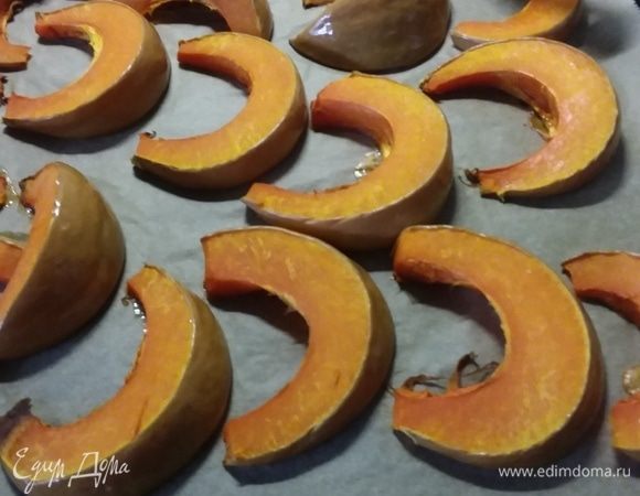 Тыкву (на этот раз у меня мускатная) нарезать на дольки, запечь при 180°С в течение приблизительно 40 минут до готовности. Охладить, снять шкурку. Я запекала большее количество тыквы, оставшееся пюре использовала в выпечке. Если у вас есть готовое тыквенное пюре, то вы сможете приготовить суп намного быстрее.