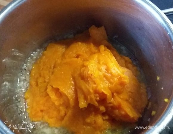 Взбить в блендере в пюре. Мелко нарезать лук-шалот, пассеровать на разогретом масле, выложить тыквенное пюре.