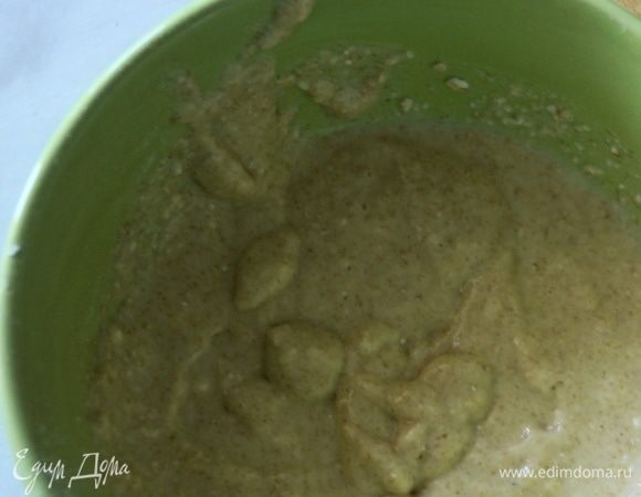 В чаше перемешать сыр, нарезанный кубиками, яйцо, молоко, соль, овсяные хлопья, разрыхлитель и цельнозерновую муку.
Пробить блендером до полного измельчения ингредиентов.
