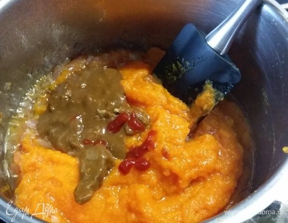 Пасту тахини смешать с соевым соусом в кашицу, добавить в суп. Также добавить острый чили и остальные специи.