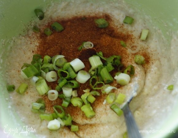 Добавить в массу рубленый зеленый лук и паприку, перемешать.
