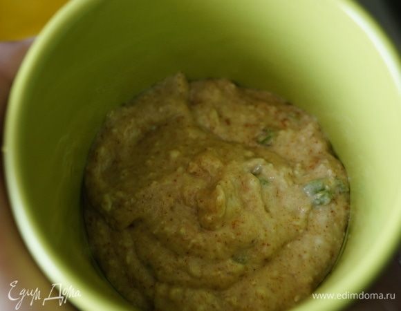 Переложить всю массу в предварительно смазанный тонким слоем растительного масла стакан. Запекать в микроволновке от 3 до 5 минут в зависимости от мощности.
