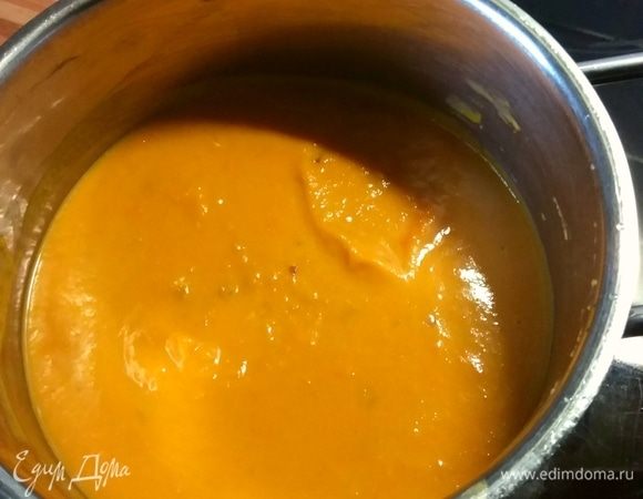 Размешать и добавить столько горячей воды (или овощного бульона), сколько вы считаете нужным. Если не хотите, чтобы вам на зубок попадался лук, то пюрируйте суп до однородной консистенции. Довести до кипения, по желанию посолить и поперчить. Суп готов.