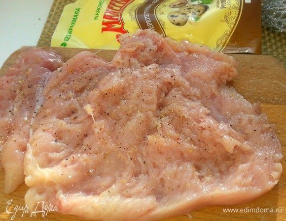 Филе курицы разрезать, слегка отбить, смазать оливковым маслом и добавить специи.