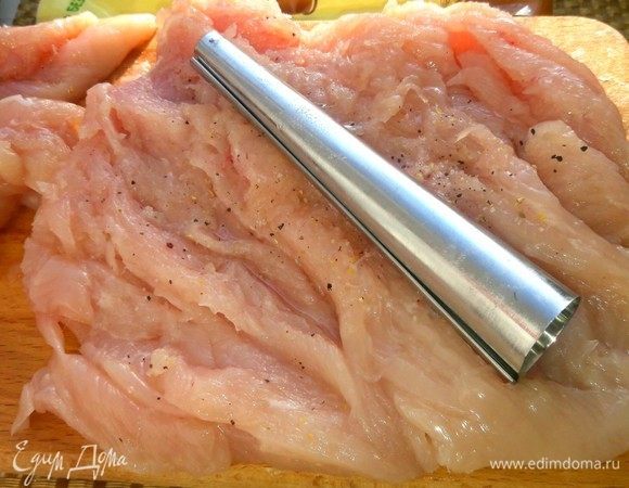 Закрепить на кулинарных конусах филе с помощью нити или шпажки.