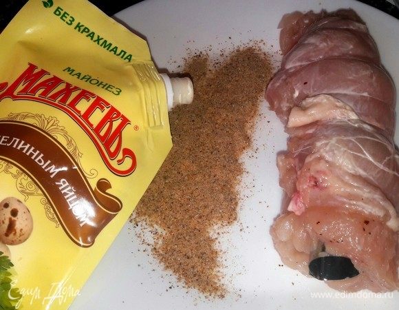 Смазать филе майонезом ТМ «МахеевЪ» и обвалять в панировочных сухарях. 