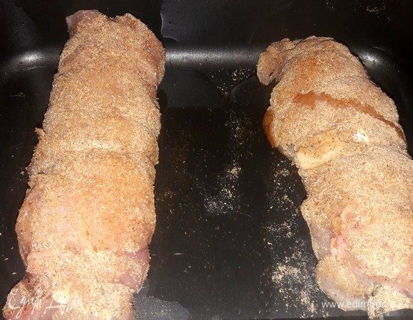 В противень добавить оливковое масло, выложить трубочки, закрыть фольгой и запекать в духовке в течение 25 минут при температуре 200°С. После чего убрать фольгу и зарумянить куриные трубочки.