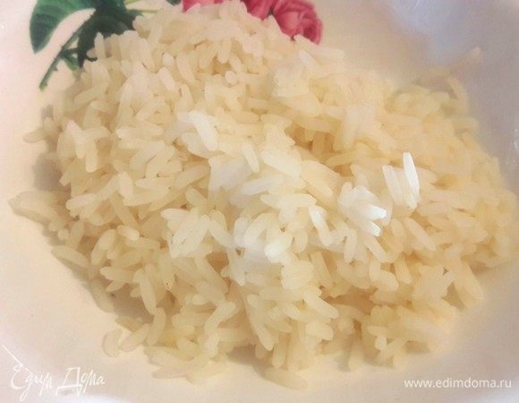 Пока куриные трубочки запекаются, сварить рис.