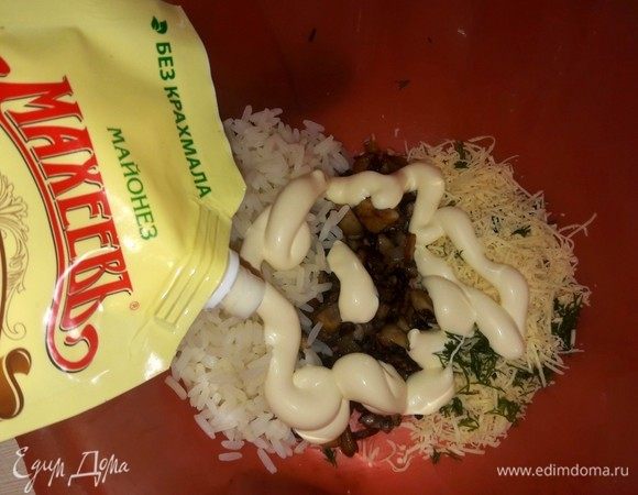 Добавить майонез и специи по вкусу.