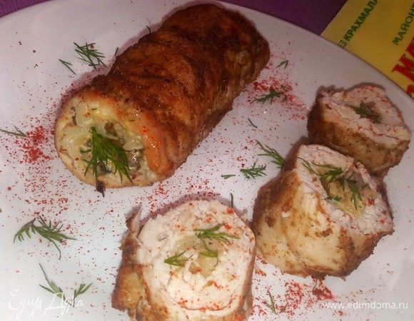 Когда трубочки остынут, вытащить нить, начинить рисово-грибной смесью с помощью кулинарного мешка. Его, к сожалению у меня под рукой не оказалось, и я использовала обычный пакет. Подавайте трубочки целыми или порционно кусочками. Украсьте зеленью.