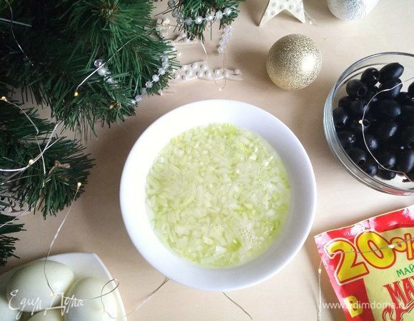 Лук мелко режем, заливаем кипятком  и даем постоять 10 минут, затем промываем холодной водой.