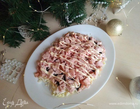 Копченую курицу режем и тоже немного поливаем майонезом.