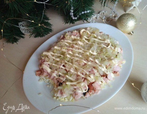 Следующий слой — маринованный лук и немного майонеза.