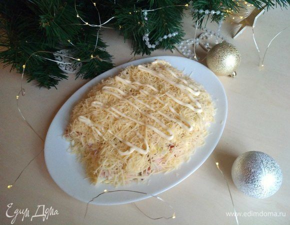 Трем сыр на мелкую терку, и немного майонеза.