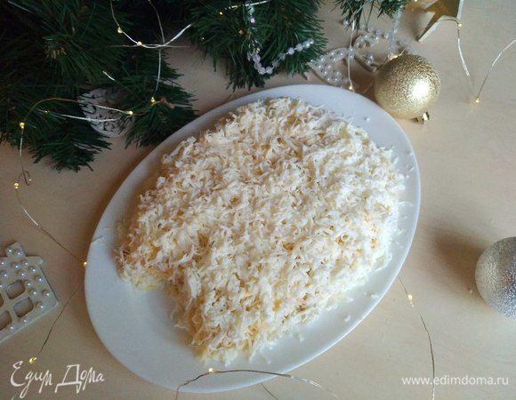 Теперь берем наши оставшиеся 3 белка, трем на мелкую терку, выкладываем. Это наш завершающий слой.