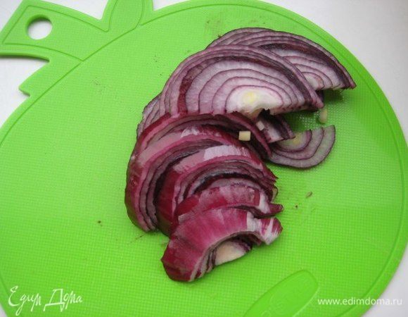 Пока запекается курица, приготовить салат: красный лук порезать полукольцами.