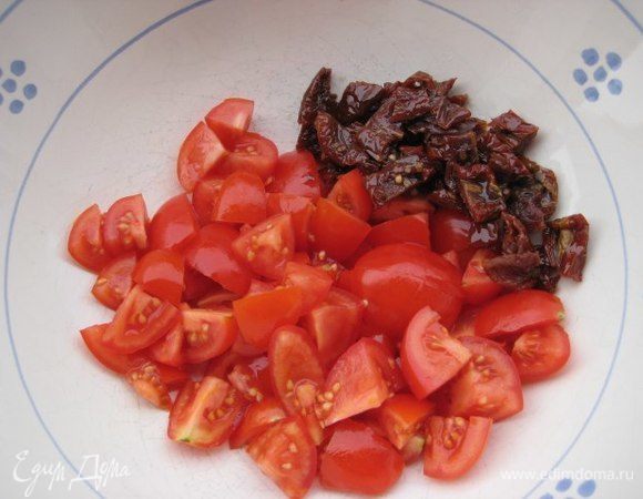 Порезать некрупно свежие и вяленые помидоры.