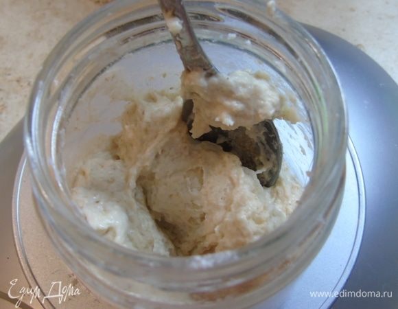 Для закваски лучше использовать муку 1 с — это я про пшеничную, а вот ржаную обязательно цельнозерновую или обдирную. Итак, смешиваем все ингредиенты: 130 г теплой воды, 100 г пшеничной и 100 г обдирной ржаной. Накрываем крышкой или пленкой, и оставляем на 24 часа в теплом месте.