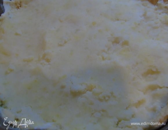 Выкладываем в форму смазанную маслом. Утрамбовываем и отправляем в морозилку.