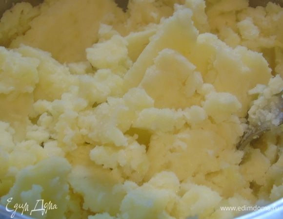 Картофель очистите, отварите и пюрируйте. Посолите, поперчите по вкусу.