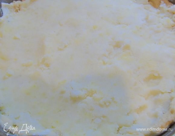 Выкладывайте пюре на тесто.