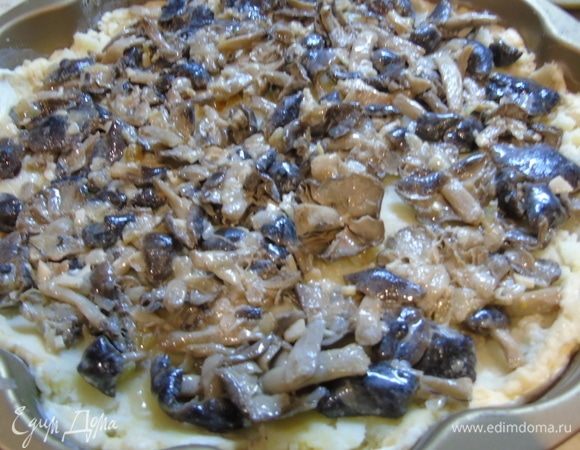 Грибы обжарьте с нарезанным луком на оливковом масле, выкладывайте их поверх картофеля.