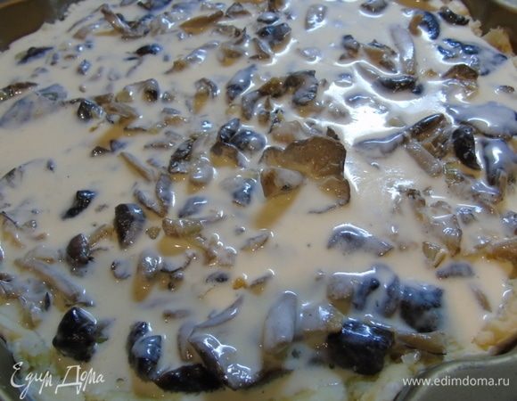 Заливаем пирог и отправляем в разогретую до 180-190°С духовку на 40-60 минут, следите за своей духовкой. 