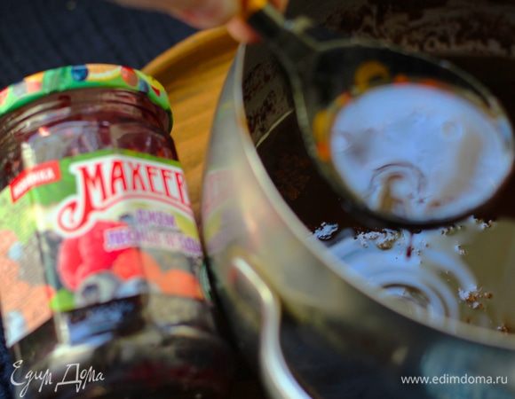 Положить в сотейник сливочное масло, мед, приправу для пряников, какао и джем ТМ «МахеевЪ» (у меня из лесных ягод). Все вместе нагреть (не допускать кипения), до полного растворения сливочного масла, периодически помешивая. Остудить. Муку просеять вместе с разрыхлителем и содой. 