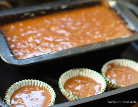 Кексовую форму размером 26×12 см смазать маслом и обсыпать какао (лишнее стряхнуть) — это называется «французская рубашка». Или выложить бумагой для выпечки. Вылить тесто. У меня форма меньше, поэтому получилось еще 3 пряничных кекса. 