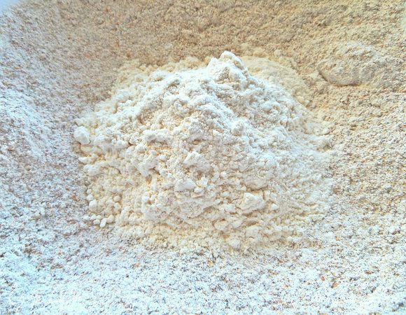 Смешать оба вида муки.