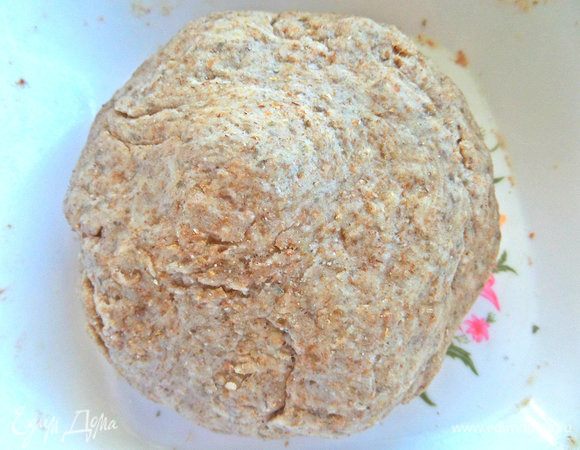 Затем вымесить рукой податливое тесто в шар.