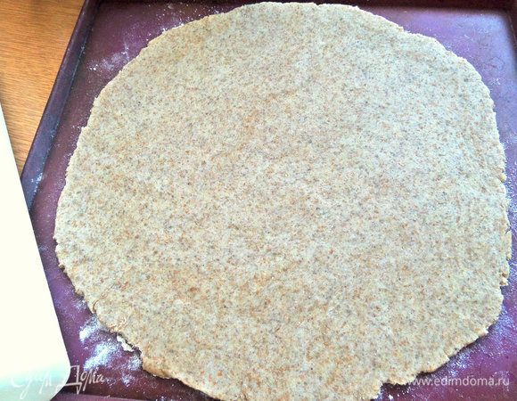 Раскатать тонко в круг диаметром 30 см.