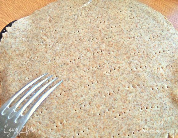 Перенести пласт в смазанную форму. Наколоть вилкой.