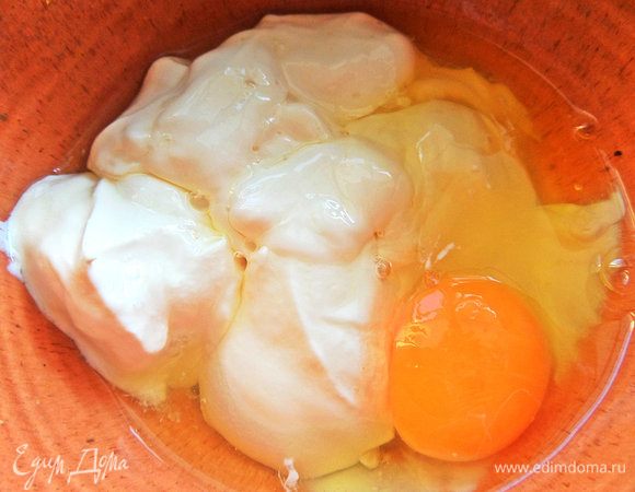 Для заливки смешать сметану и яйцо.