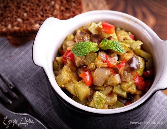 Через 15 минут перемешиваем овощи прямо на противне, выкладываем порезанные на четвертинки помидоры черри и снова ставим в духовку до готовности. У меня на окончательное допекание уходит около получаса. Следите за овощами — если начинают пригорать, перемешивайте. Этот рататуй вкусен как в горячем, так и в холодном виде.