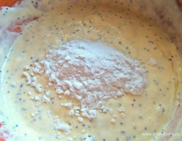 Загустить крахмалом. Слегка взбить.