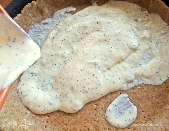 Перелить заливку в корж.