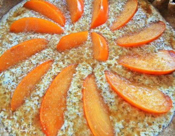 Положить на заливку, снова посыпать сахаром.