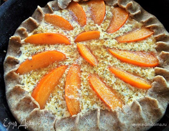 Защипать тесто к центру.