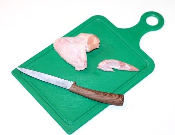 Куриные крылышки промыть, обсушить на бумажном полотенце и отрезать кончики.
