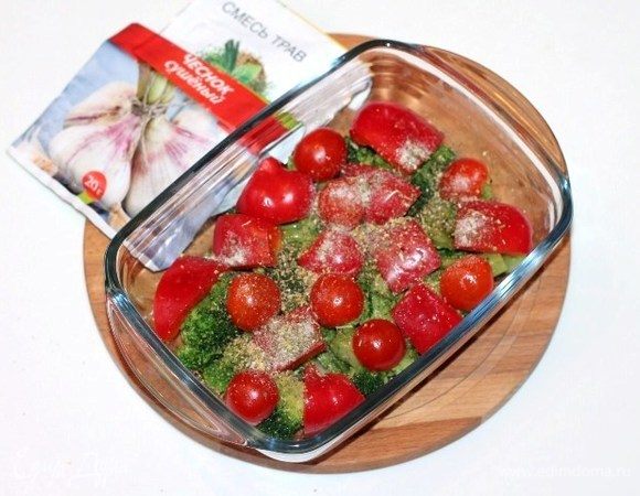 На капусту положить дольки помидор и сладкого перца, посыпать приправой (у меня «смесь трав») 0,5 ч. л., сухим чесноком, посолить и поперчить. 