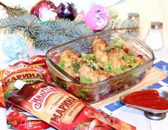 Затем снимаем фольгу, посыпаем крылышки тертым сыром и отправляем на 2-3 минуты в духовку до расплавления сыра или до золотистой корочки.
К готовому блюду, подаем томатный кетчуп ТМ «МахеевЪ».

Приятного аппетита!
