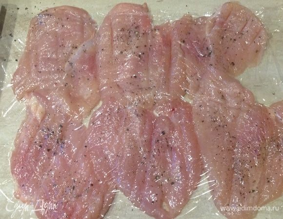 Филе каждое разрезать на два пласта посолить, поперчить, отбить с двух сторон.