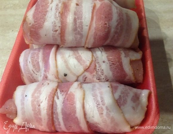 Каждый рулет завернуть в бекон.