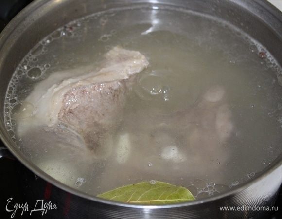 Для начала нужно приготовить бульон. В кастрюлю выложить баранину, 1 целую луковицу, пару зубчиков чеснока , лавровый лист и перец горошком, залить все водой. Довести все до кипения, снять пенку и варить до мягкости мяса около 1- 1,5 часа.