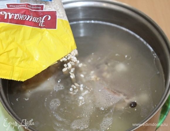 Крупу голландскую ТМ «Националь» спустить в бульон.