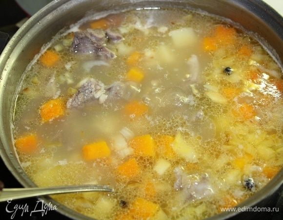 Картофель, тыкву порезать кубиками и спустить в суп, туда же отправляем обжаренные овощи. Варим до готовности овощей и крупы. Отключить огонь и дать настояться супу минут 10.