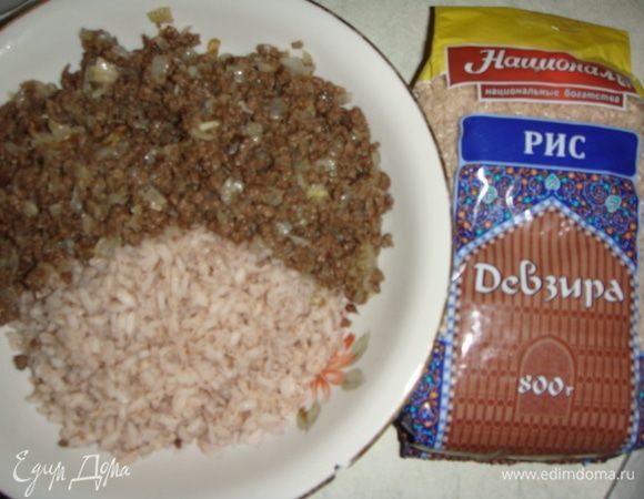 Отваренный рис смешать с фаршем и луком, при необходимости подсолить.